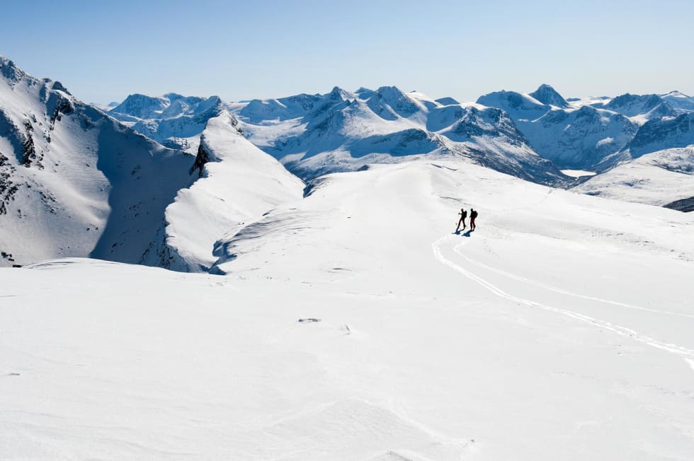 Partisanruten starter ved toppen av skianlegget i Narvik og følger den vasse eggen mot Beisfjordtøtta. Deretter fortsetter den med overnatting i Hunddalshyttene og med avslutning i Riksgränsen. Foto: Lars Thulin / Toppturer rundt Narvik.