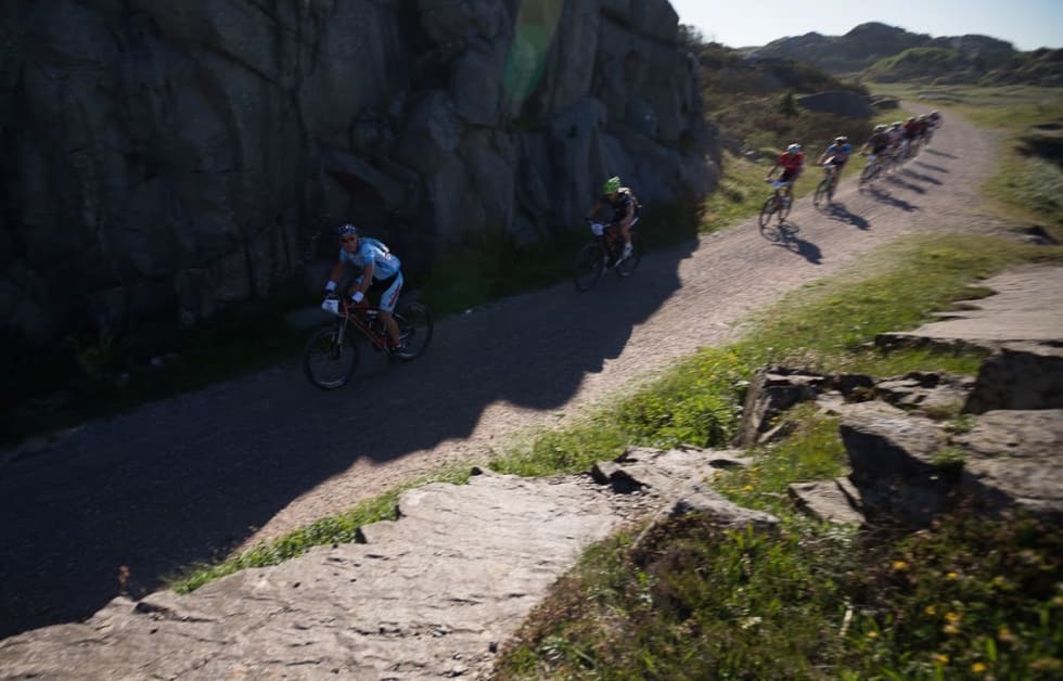 ASFALT OG GRU: Nordsjørittet går i hovedsak på asfalt og grus, perfekt til kross-eller eventyrsykler. Foto: Nordsjørittet/ Rune Helliesen.