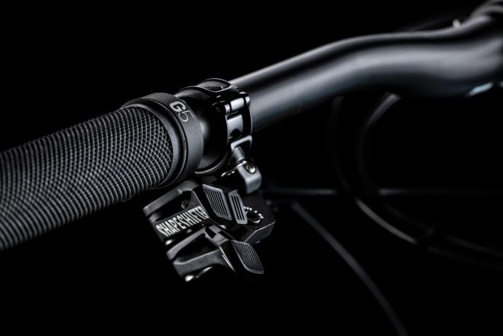 KNAPPER: Canyon samler både Shapeshifter- og senkepinnebryter i en enhet på nye Strive. De skriver ikke hvordan denne vil fungere med den hydrauliske knappen på Rock Shox Reverb som kommer på 9.9 Team-modellen.
