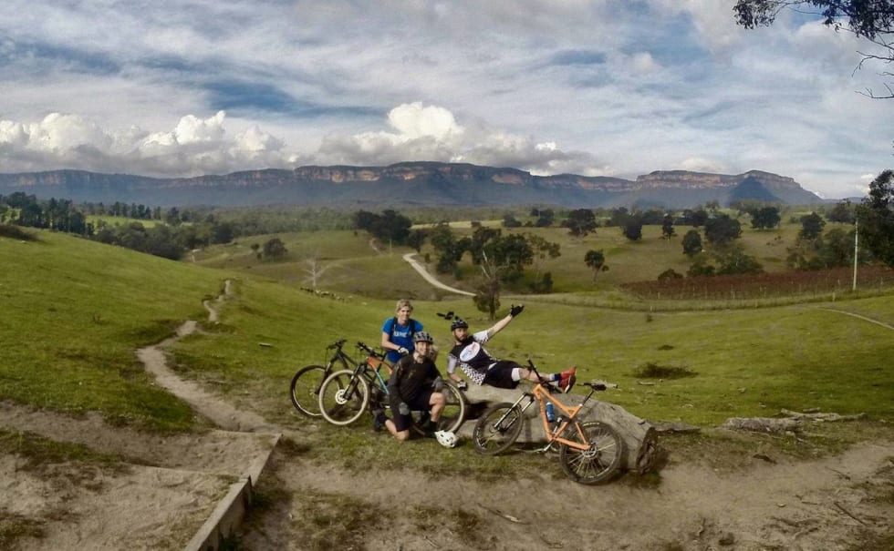 Josh Stinton på treningstur i Australia med Charlie Allum og Trevor, som blir lagkameratene i Offroad Finnmark. Foto: Privat Josh Stinton black-white - Charlie - Tom Trevor - OF 700 Foto Privat 1400x