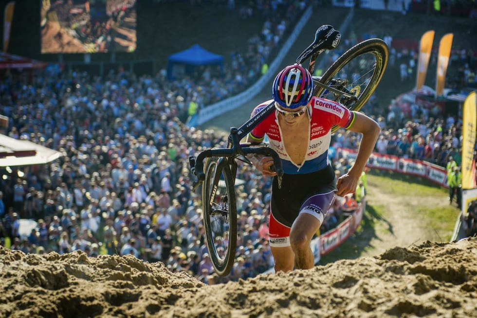 TUNGPUSTET: Mathieu van der Poel på vei opp en bratt løpebakke. Akkurat her trenger du et godt oksygenopptak for å være raskt på toppen. Foto: Cor Vos.