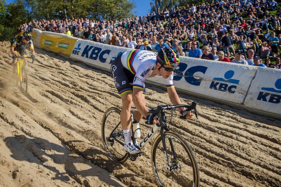 TEKNIKK: Du kan spare minutter på et krossritt om du har god teknikk. Sykling i sand og gjørme er en viktig egenskap. Foto: Cor Vos.