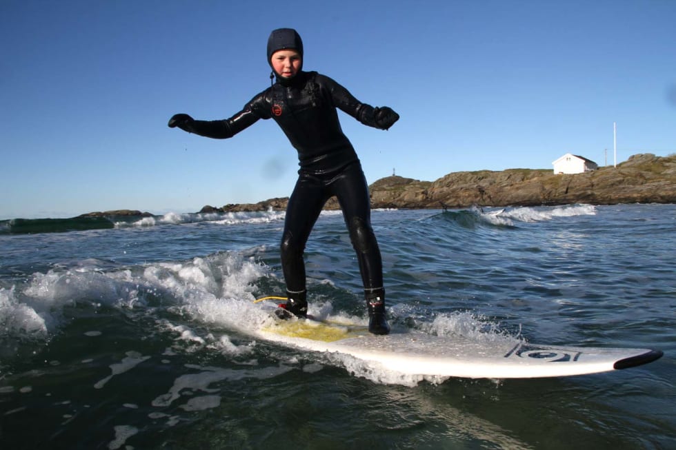 Mathilde Myrhaug, 12 år. Surf er aktivitet alle aldre har glede av. Foto: Audun Holmøy Røhrt