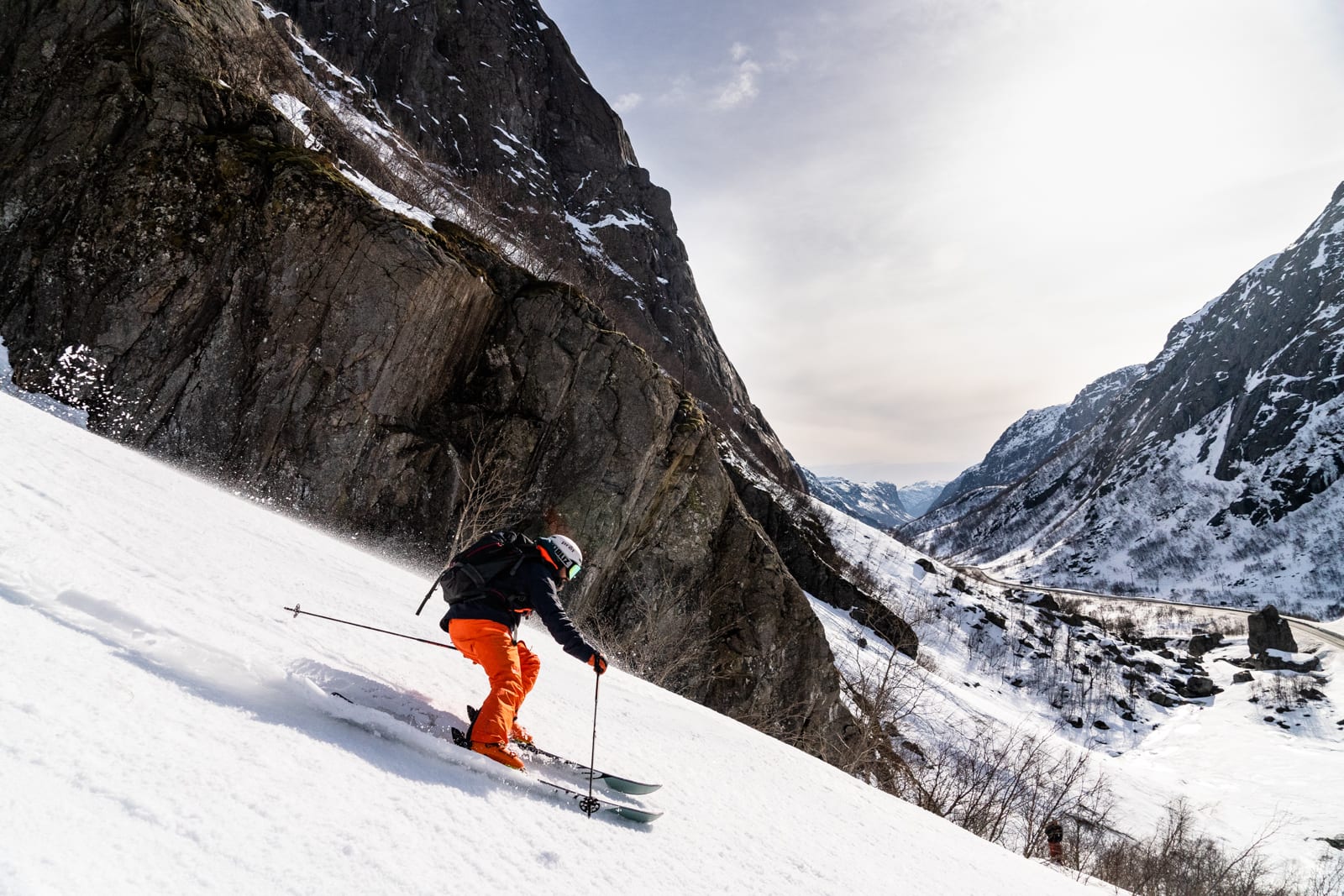 WALL STREET: Så snart sola fikk tilgang på snøen, ble det «drømmeføre» i utgangen av den legendariske renna «Wall Street» i Hunnedalen. Bård Gundersen på vei til Sola flyplass. Bilde: Christian Nerdrum