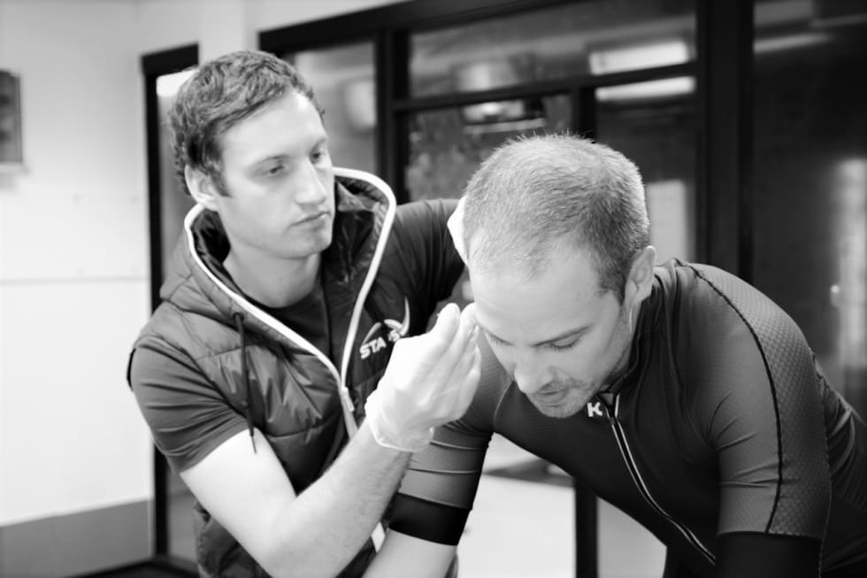 ERFAREN: Marc Sauer i STAPS, tester artikkelforfatter Marcus Liebold i forbindelse med et tidligere prosjekt. Foto: Marcus Liebold.