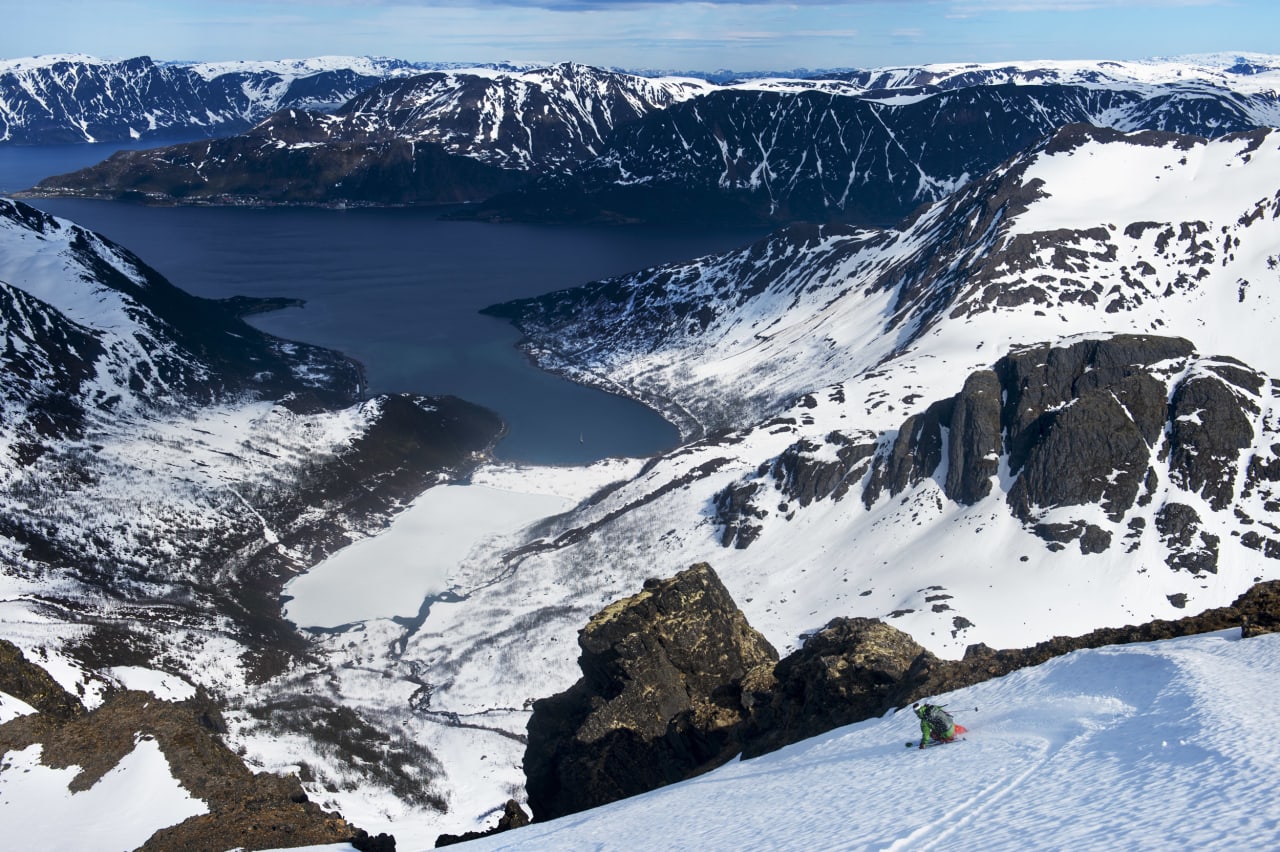 NESTEN SOMMER: Amerikanske Chad Sayers nyter lange dager og deilig sløsjføre på Stjernøya i Finnmark. Foto: Mattias Fredriksson