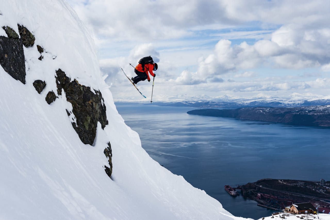 PÅ BESØK: Svenske David Kantermo koser seg med tøff kjøring like over heisene i Narvik. Foto: Mattias Fredriksson.