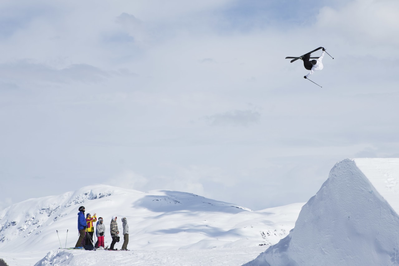 BORTEBANE: Dette trikset har Petter Ulsletten lært seg hjemme på Dombås, men her gjør han en enorm cork 540 tailgrab i Myrkdalen. Foto: Tore Meirik.