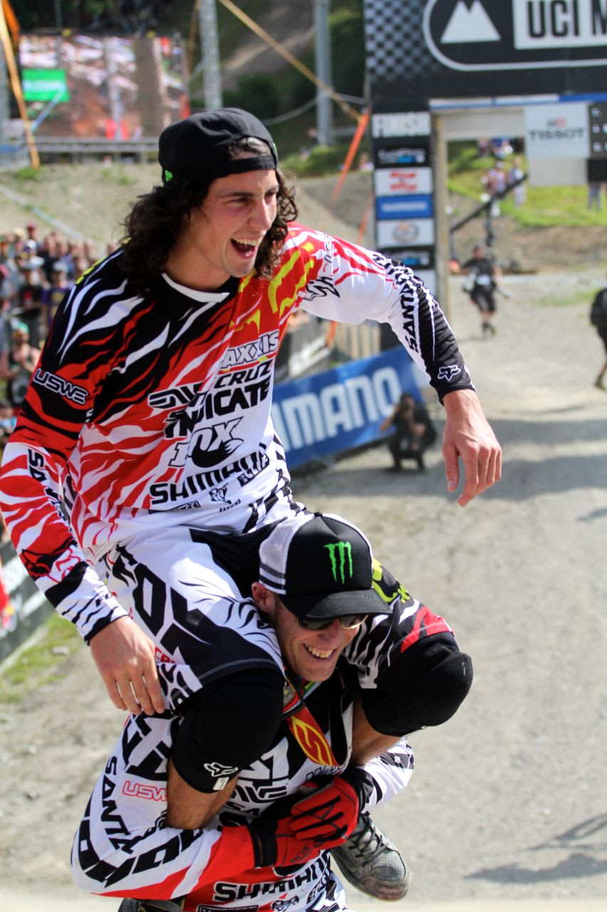 GLAD: Steve Peat feirer Josh Brycelands sammenlagtseier i verdenscupen, sammen med Bryceland. Foto: Sven Martin.