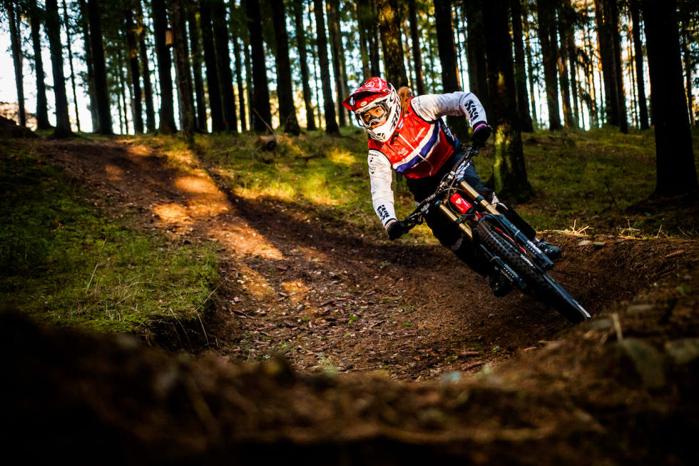 Mille Johnset har enda ett år igjen før hun blir junior, men er likevel tatt ut på landslaget. Foto: Mayhem Media Mille Johnset sving - Mayhem Media 1400x933