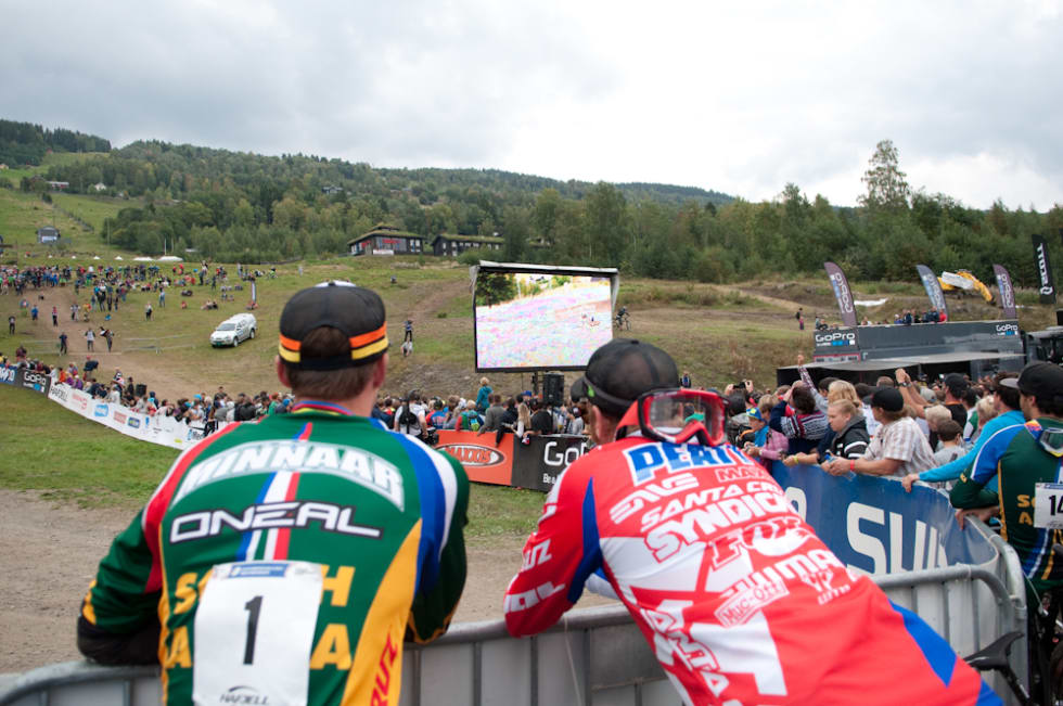 SPENTE: Både Steve Peat og Greg Minnaar ventet spent på Josh Brycelands run i Hafjell. Foto: Øyvind Aas