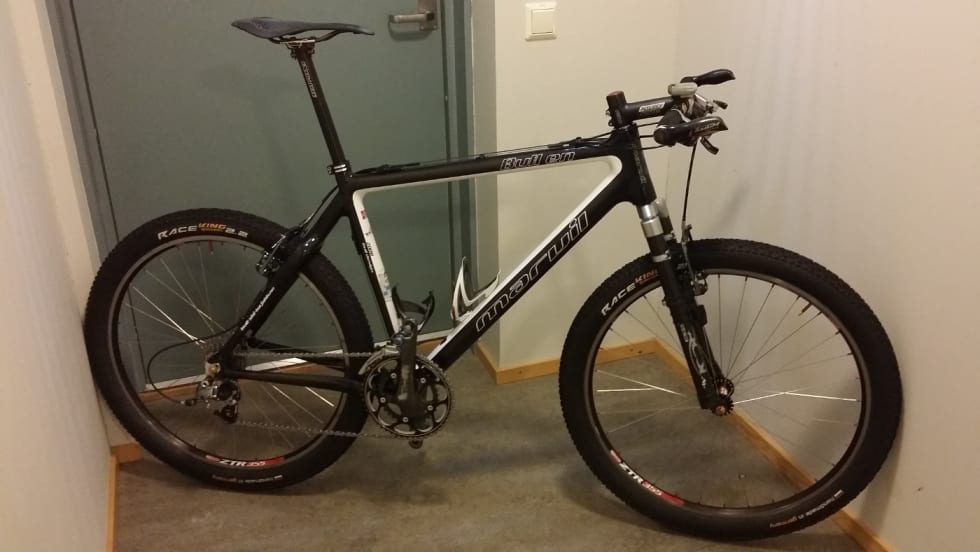 - Sykkelen er basert på min første ordentlige sykkel som jeg kjøpte på Anton Sykkeldelisk våren 2006, en Gekko Netto Team. Siden har jeg byttet ut mye av delene. Bremsene, Shimano XTR v-bremser med XT hendler, er originale. Rammen er en Marvil Bull 1 20" fra 2010, mens gaffelen er en stiv FS Pace RC31, og ble montert i 2007. 20140901_191225 (1400x788)