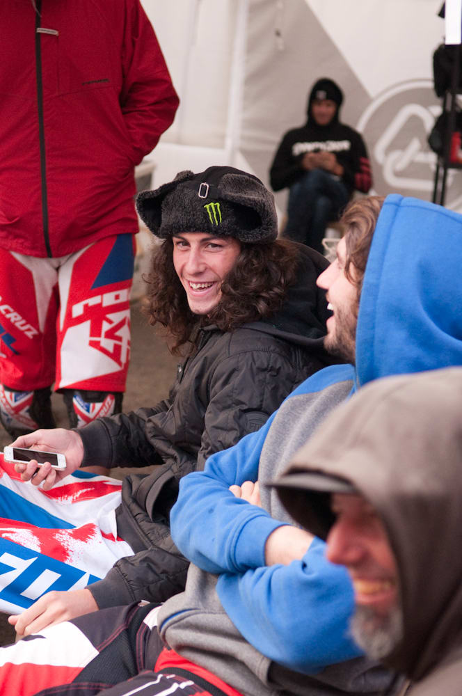 GOD STEMNING: Det er hyggelig i Santa Cruz-teltet på rittdager. Josh Bryceland deler en vits med crew og Peaty. Foto: Øyvind Aas