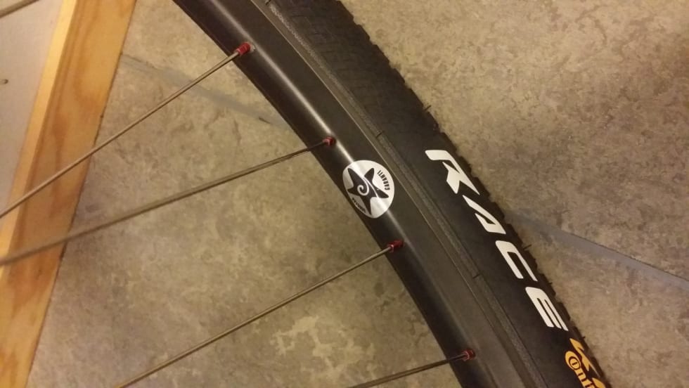 Hjulene er håndbygde av Ole Blokhus (dogstar.no), og består av lette Notubes ZTR 355 felger og DT 240 nav. Dekk gikk jeg for Contintal Race King Supersonic 2.2, med Eclipse Supersonic slanger. 20140901_191309 (1400x788)