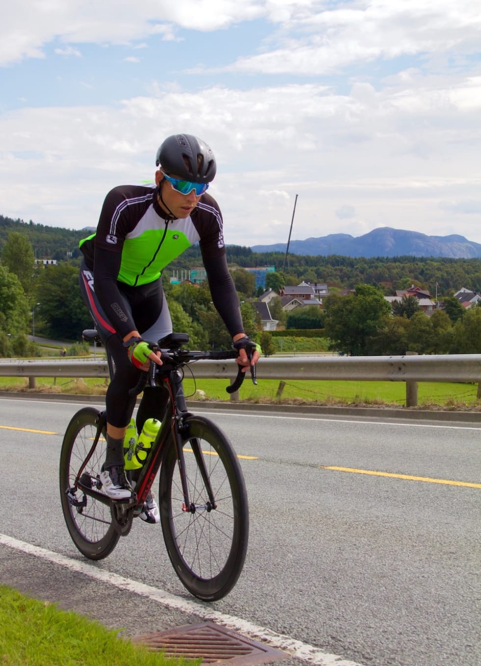EVERESTER: Stein Magnus Olafsgård under eversting i Stavanger i fjor. Foto: Privat Stein Magus Olafsrud - Stavanger everesting 2016 - Privat 1000x