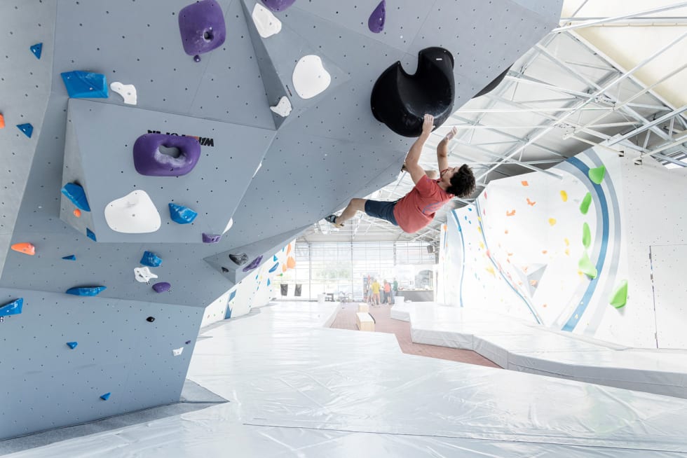 Finsk toppklatrer: Anthony Gullsten er profesjonell klatrer og rutesetter. Her klatrer han ei av rutene i Moments Climbings nye buldrearena, Tammisto, i Vantaa like utenfor Helsingfors. FOTO: NICO BÄCKSTRÖM