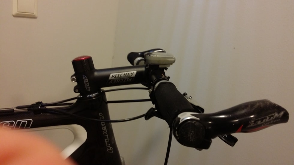 Ønsket sittestilling får jeg med et Easton EC70 styret kappet til 54 cm og et langt og bratt stem. Stemmet ble kjøpt brukt i sommer, og er et 120 mm langt Ritchey Pro med -6 graders vinkel. Zoom Carbon barends må også med. Vekten er omtrent 8,8 kg. 20140901_192102 (1400x788)
