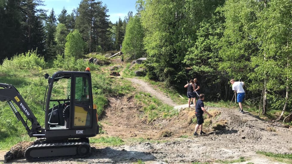 Med dugnadsoffensiven i pinsen ble sykkelparken på Siggerud klar til sesongstart for ungdomstrening på tirsdag. Foto: Trond Dyrnes NOTS Follo dugnad Siggerud ferdighetsløype May 2018 - Foto Trond Dyrnes 1400x788