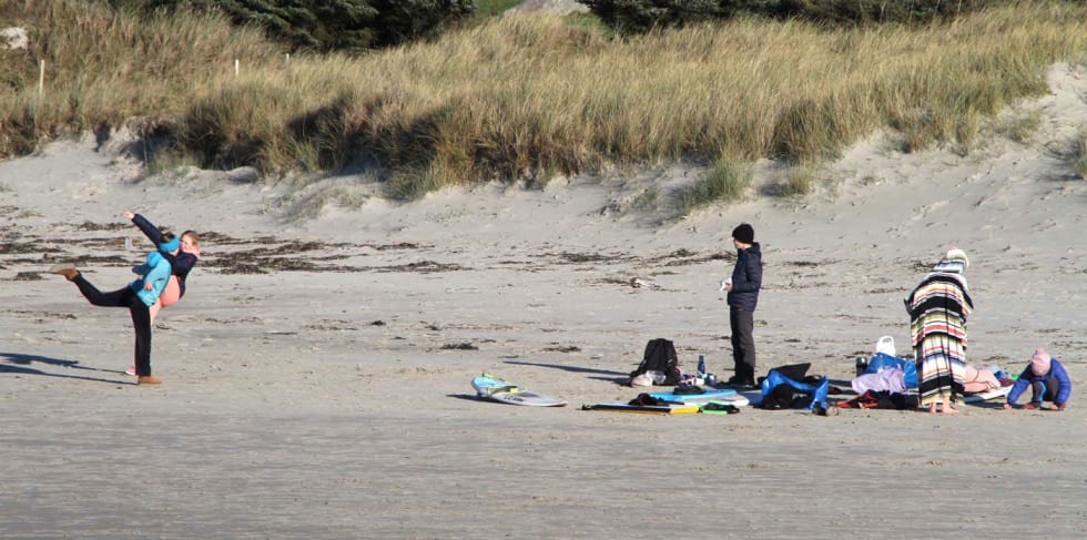 Usystematisk strandlek etter surf og bading. Foto: Audun Holmøy Røhrt