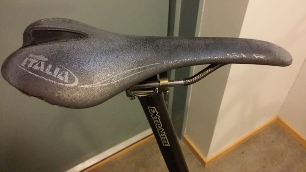 Selle Italia SLR Carbon sete og Extralite The Post setepinne gir lav vekt. Sykkelen veier omtrent 8,8 kg. 20140901_192112 (1400x788)