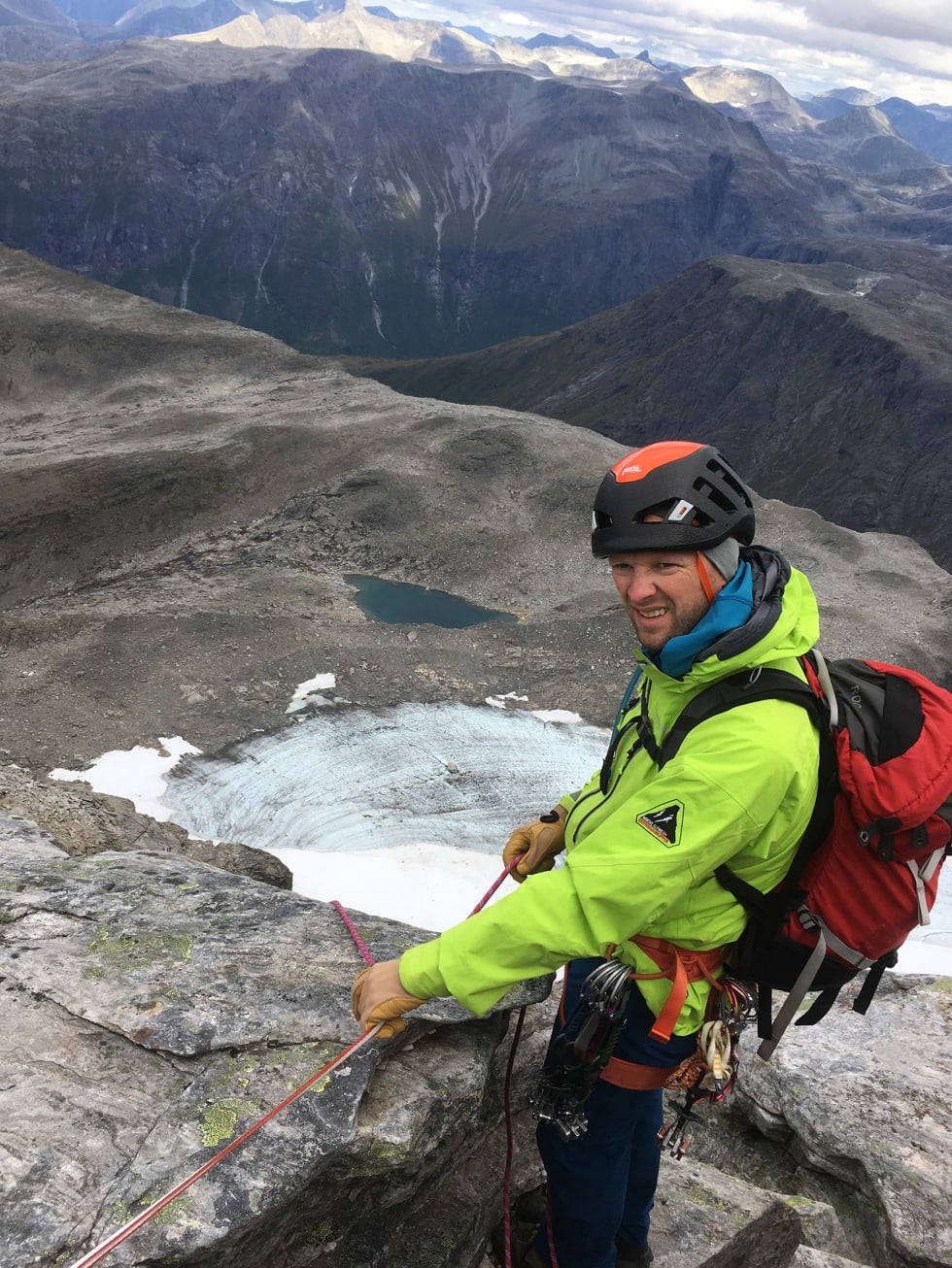 REDNINGSKLATRER: REDNINGSLEDER: Kevin Kolstad har vært medlem av Romsdal Fjellredningsgruppe i åtte år og overtok lederrollen i vår. Foto: Privat