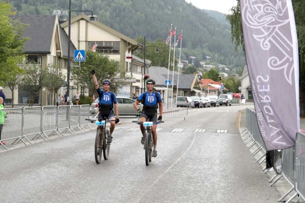 Lars Granberg og Odd Erlend Hansen Berg på vei mot mål. Foto: Ola Morken Lars Granberg - Odd Erlend Hansen Berg - Offroad Valdres 2018 finish - Ola Morken 1200x800