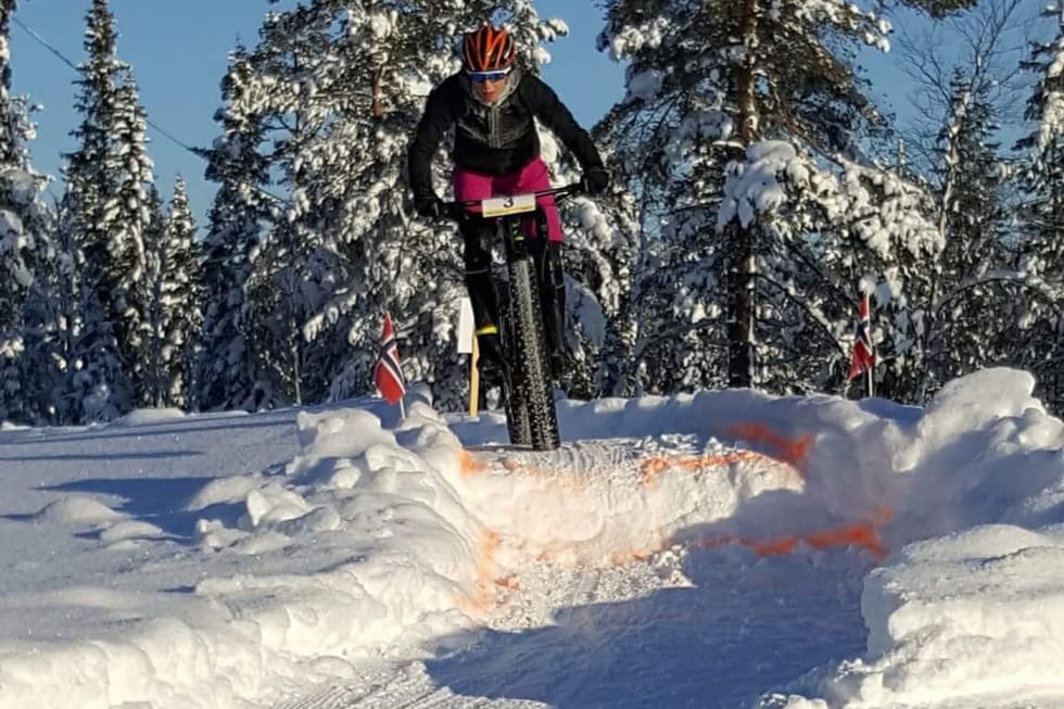 Emily Benham Kvåle over ett av flere hopp hun hadde bygget inn i løypa. Foto: Asbjørn Kvåle Emily Benham Kvåle - Foto Asbjørn Kvåle 1400x933