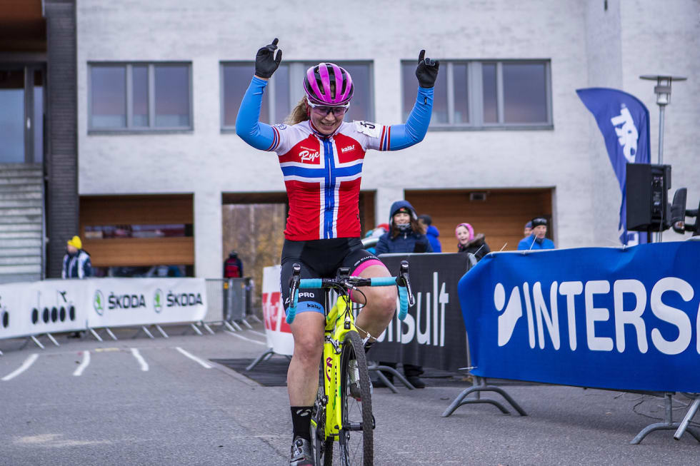 vNorgesmester Elisabeth Sveum vant første runde i kross-Norgescupen på hjemmebane. Foto: Pål Westgaard Elisabeth Sveum Mjøskross NC 1 2018 Pål Westgaard 1400x933