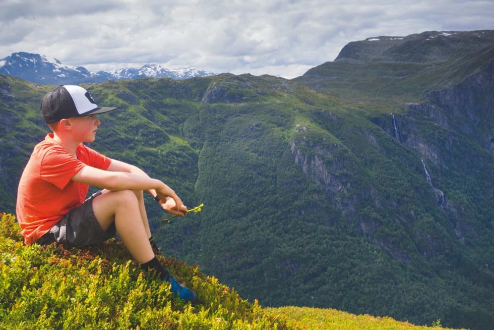 PAUSE: Snorre (10) tar en pust i bakken på vei opp på Eggenipa.