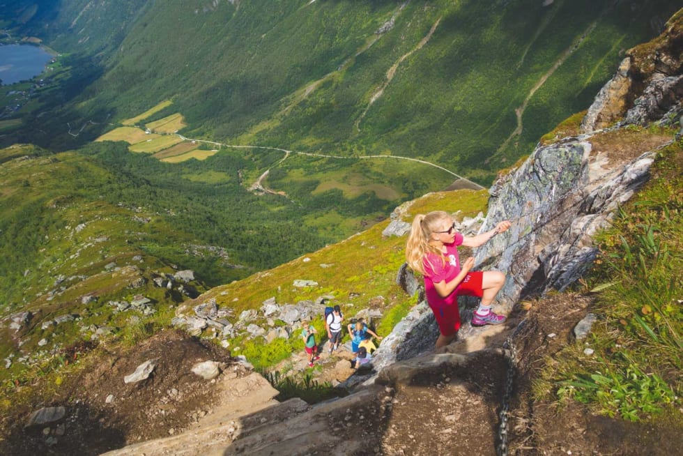 TAR TAK: Aurora (11) synes fjelltur er ekstra gøy når du kan entre deg opp langs kjettingen.