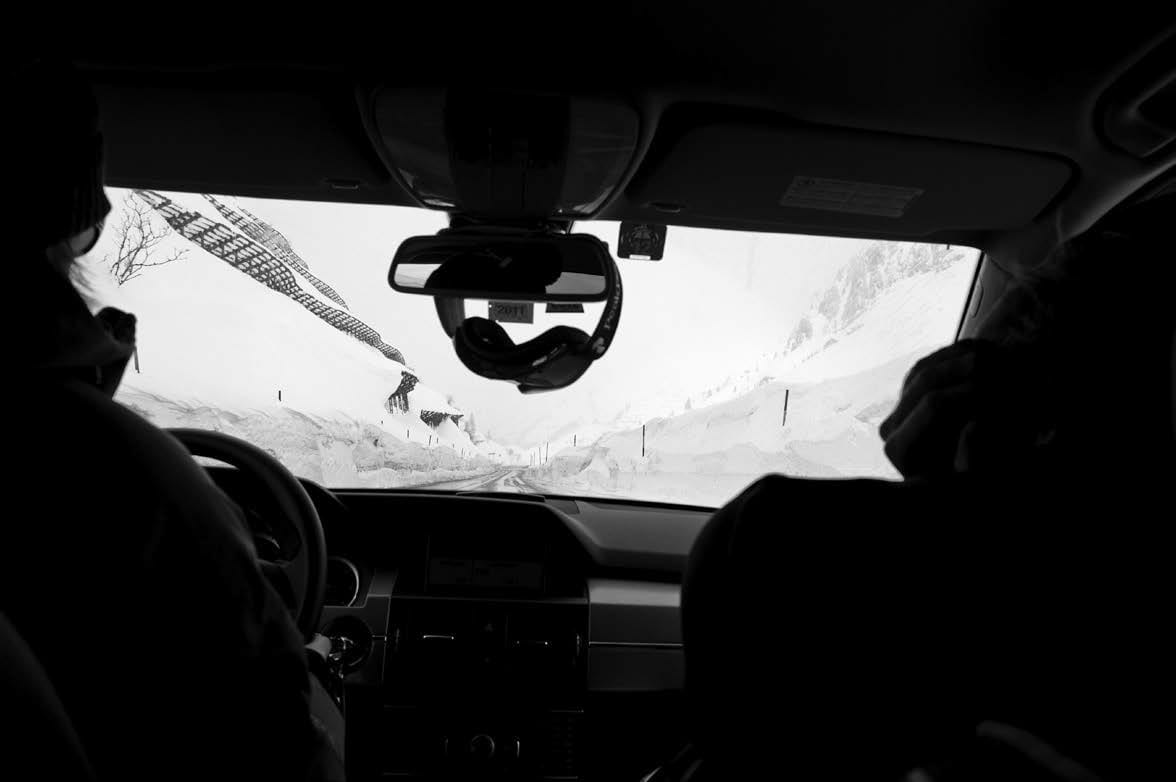 PÅ VEIEN: Du har sikkert sett folk hoppe ned fra sånne skredgjerder på film. Vi er usikre på om det er lov. Men det er gøy. Foto: Mattias Fredriksson