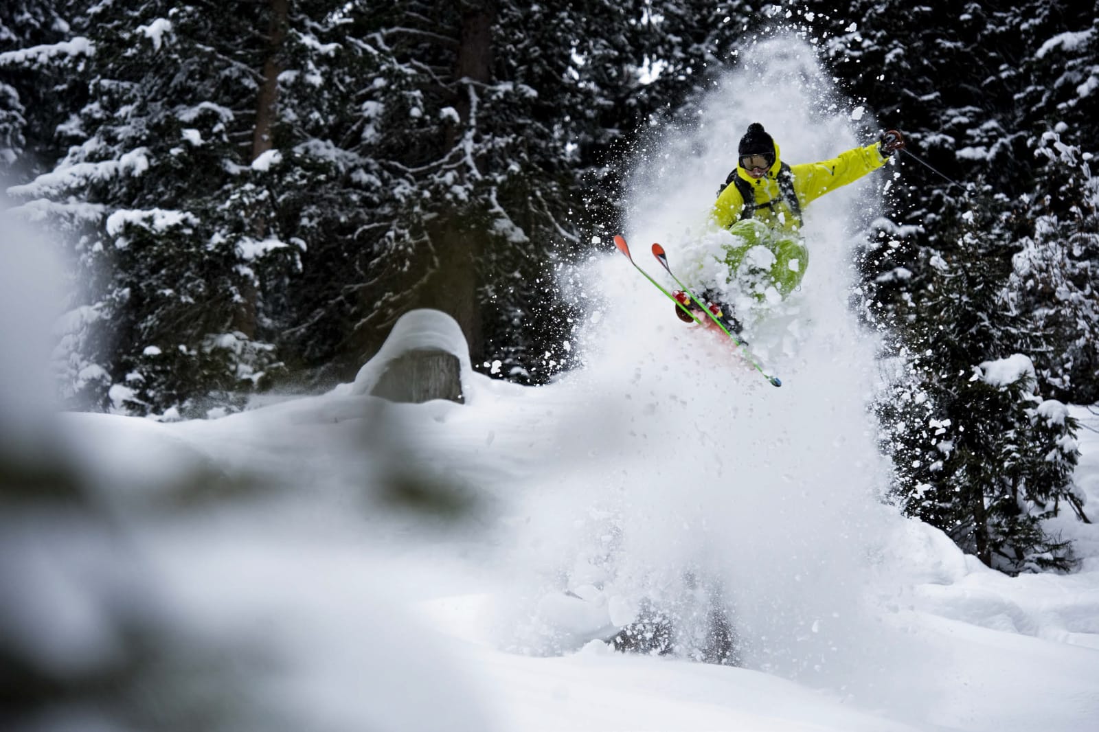 ALPENES GODE SKOGSKJØRING: Sebastian Garhammar kommer flyvende gjennom skogen i Stuben. Foto: Mattias Fredriksson