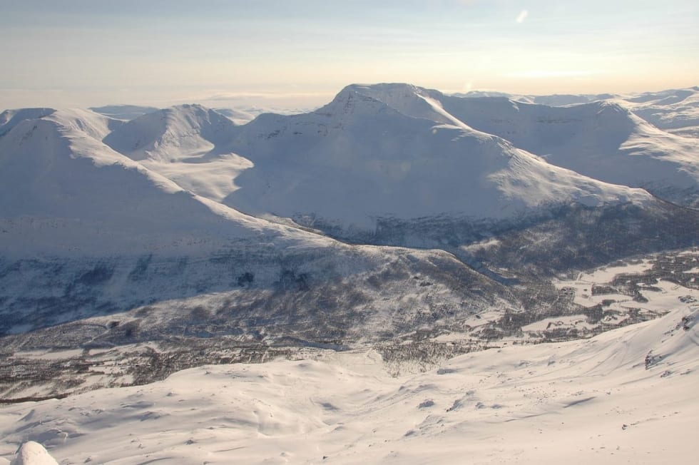 Oppstigningsryggen på Blåbærfjellet med Rostafjellet midt bak. Arkivfoto: Espen Nordahl