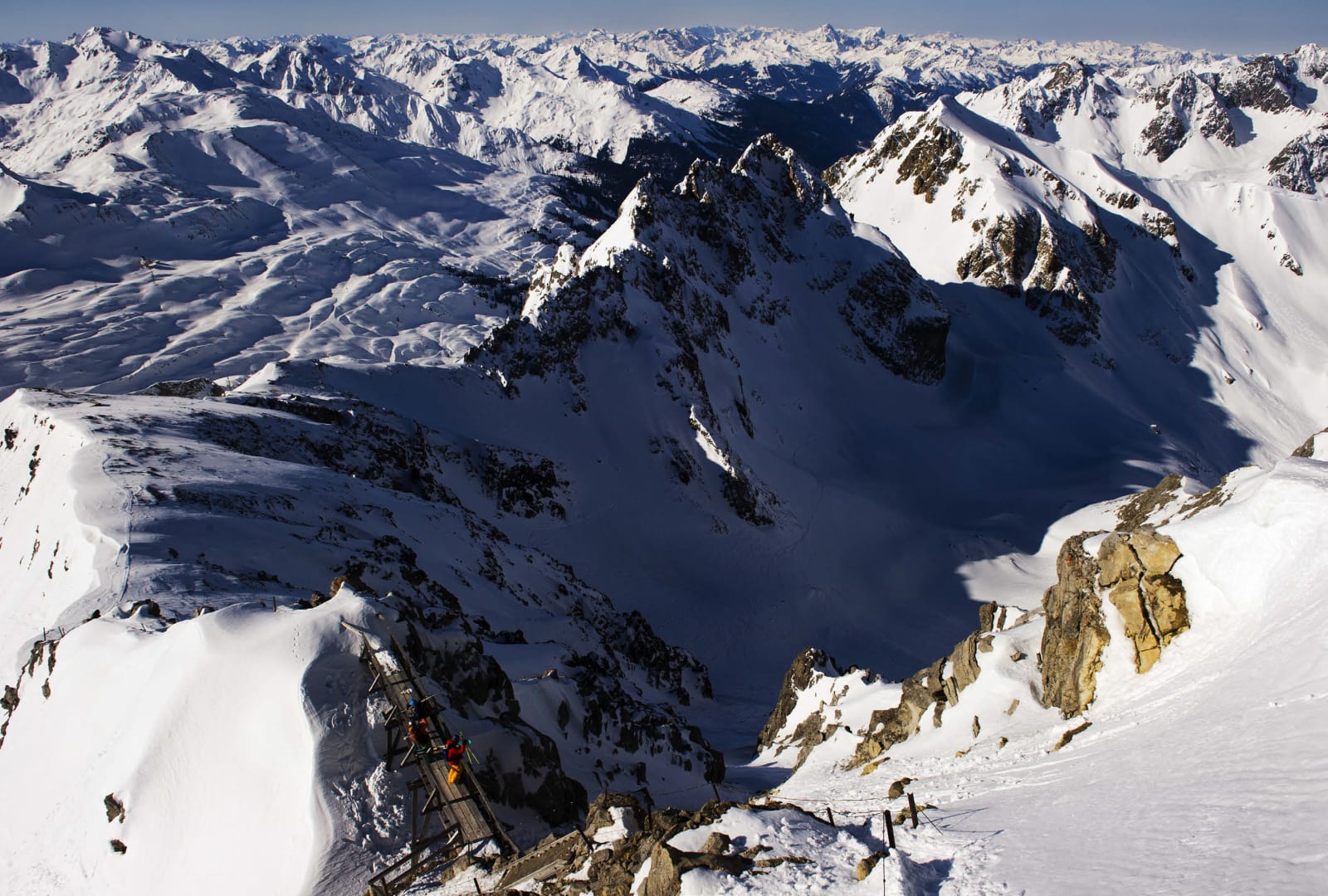 PÅ ALPETOPPEN: Stefan Häusl, Oscar Scherlin og Henrik Windstedt går de siste meterne opp til toppen av Valuga – det høyeste punktet du kommer til med heis i St Anton am Arlberg. Foto: Mattias Fredriksson