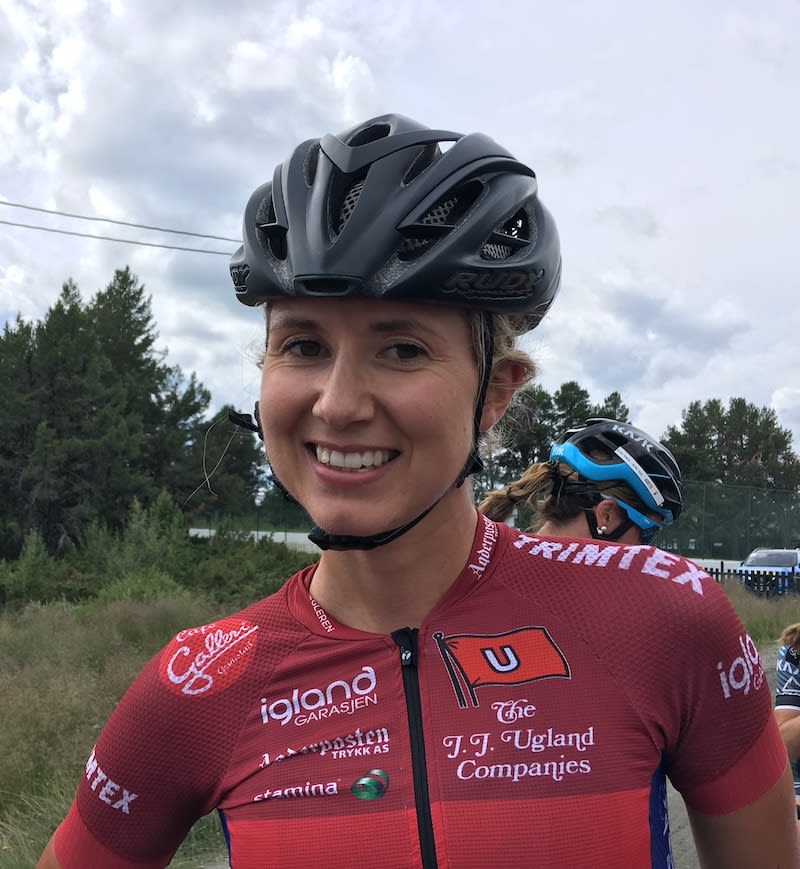 SPURTSEIER: Birgitte Ravndal tok seieren på andre etappe i Tour de Hallingdal foran Julie Solvang. Foto: Ingeborg Scheve Birgitte Ravndal - Scheve 800x