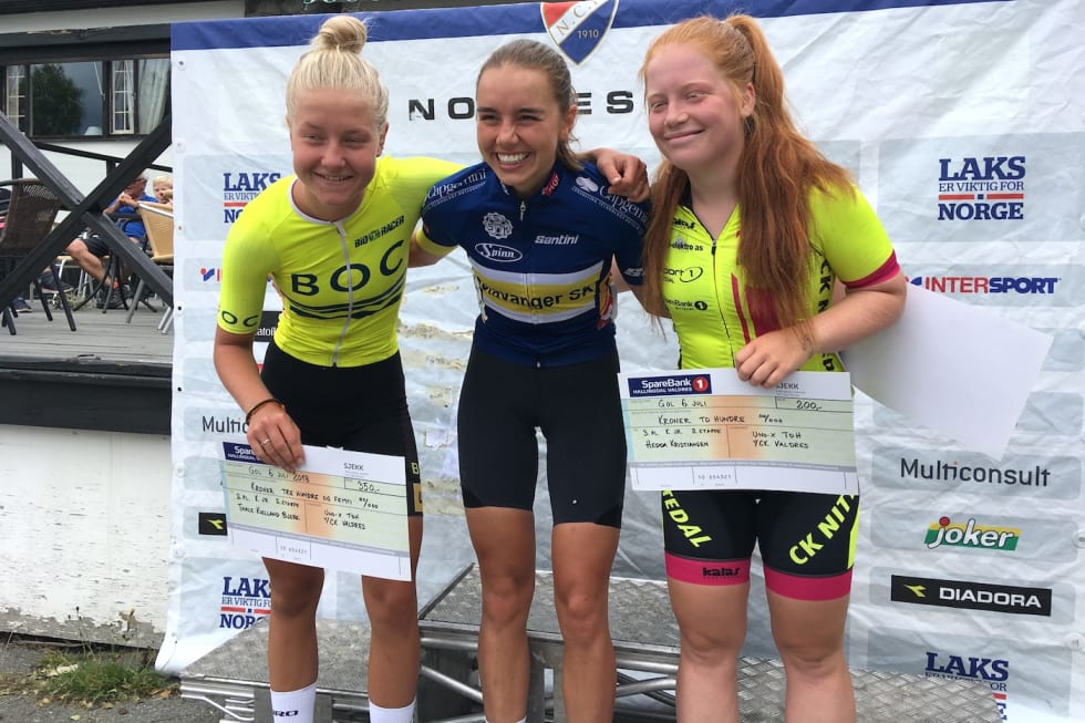 TO FOR TO: Amalie Lutro har vunnet begge de to første etappene i Tour de Hallingdal. Også i dag ble Thale Kielland Bjerk nummer to, mens Hedda Kristiansen ble nummer tre. Foto: Ingeborg Scheve Thale Kielland Bjerk - Amalie Lutro - Hedda Kristiansen - Scheve 1400x933