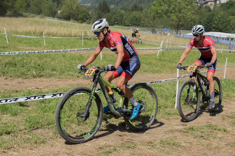 Tobias Johannessen (foran) ligger bare 15 poeng bak Norgescuplederen Erik Hægstad (bak) etter sju av ti ritt. Foto: Bengt Ove Sannes Tobias Johannessen - Erik Hægstad - WC Val di Sole July 2018 - Bengt Ove Sannes 1400x933