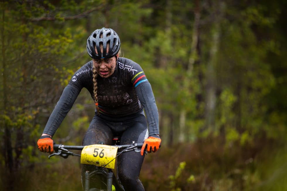 HATET ANDRERUNDEN: Ingrid Sofie Bøe Jacobsen fikk det tøft på andre runde av Terrengsykkelrittet, men greide å holde unna til mål. Foto: Snorre Veggan Ingrid Sofie Bøe Jacobsen - Terrengsykkelrittet 2015 - Foto Snorre Veggan1400x924