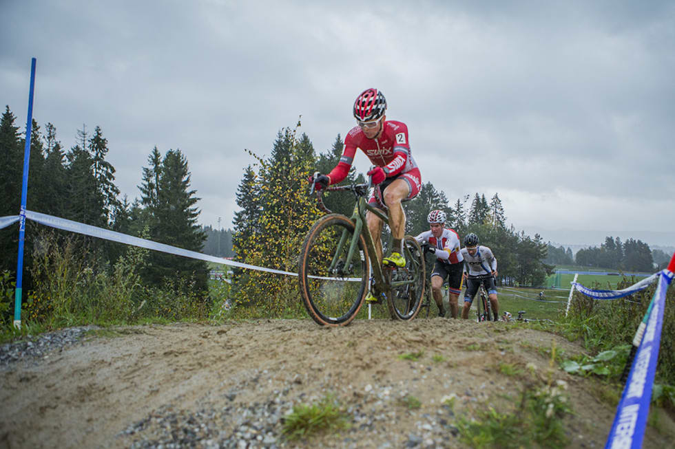 STERKT FELT: Erik Nordsæter Resell (midten) vet at mange, inkludert Fredrik Haraldseth (foran) er ute etter flaggtrøya. Foto: Pål Westgaard Fredrik Haraldseth - Erik Nordsæter Resell - NC2 Grenlandskross Pål Westgaard 1200x800