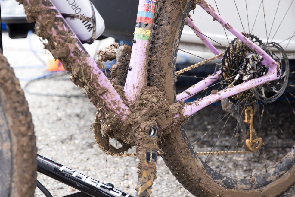 Sykkelen til Gunn-Rita Dahle Flesjå var preget av dagens forhold. Foto: Bengt Ove Sannes Mud WC XCO Albstadt May 20-18 - Bengt Ove Sannes 1400x933