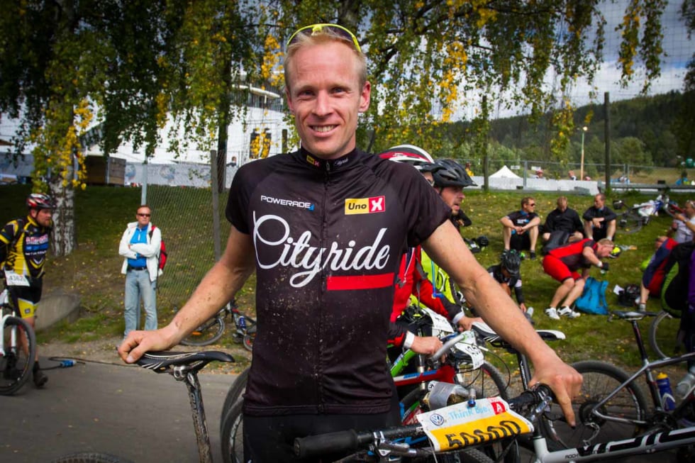 OPPEGÅENDE: Etter tyve minutters hvile var Jon Kristian Svaland igjen på beina, glad for at han ikke skal sykle i morgen (foto: Snorre Veggan) birken2014-5640a
