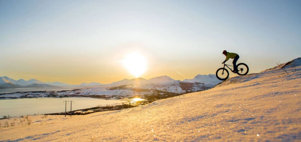 Belønningene er mange for den som klatrer opp: En får også kjøre ned. Foto: Pål Jakobsen Solfeiring Tromsø 2017 fatbike - Foto Pål Jakobsen 1400x661