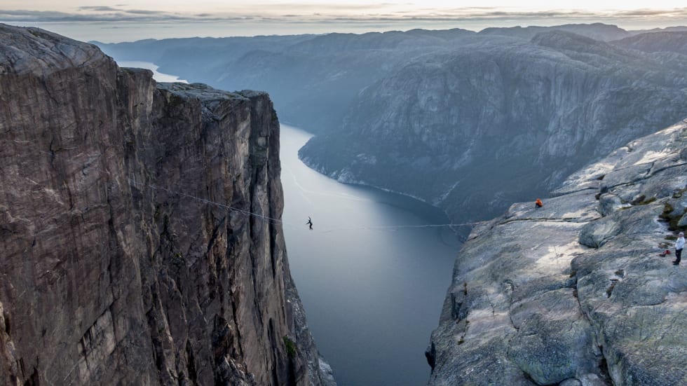 Denne uka greide Martin Gravdal de 140 meterne tvers over Lysefjorden på første forsøk. Foto: Andreas Lange og Borghild Nerheim