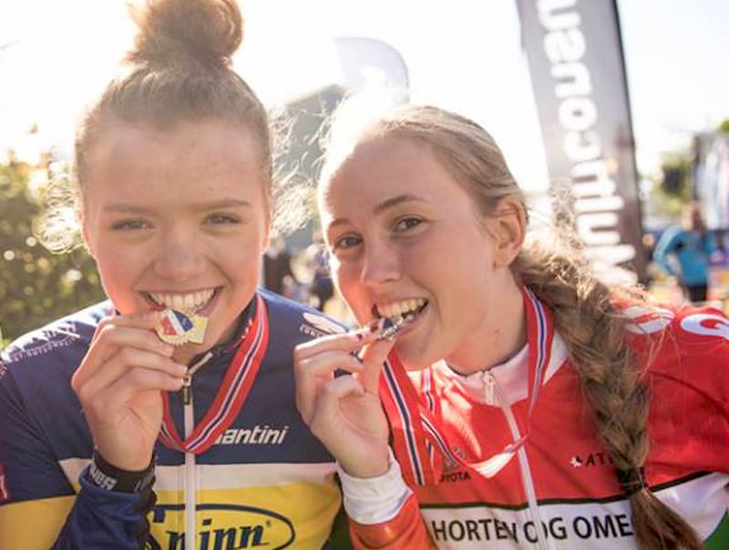NM-MEDALJER: Susanne Andersen (til venstre) og Ingvild Gåskjenn med henholdsvis gull og sølv i NM gateritt i juni. Foto: Henrik Alpers Susanne Andersen - Ingvild Gåskjenn - NM gaterritt jr 2016 - Alpers copy