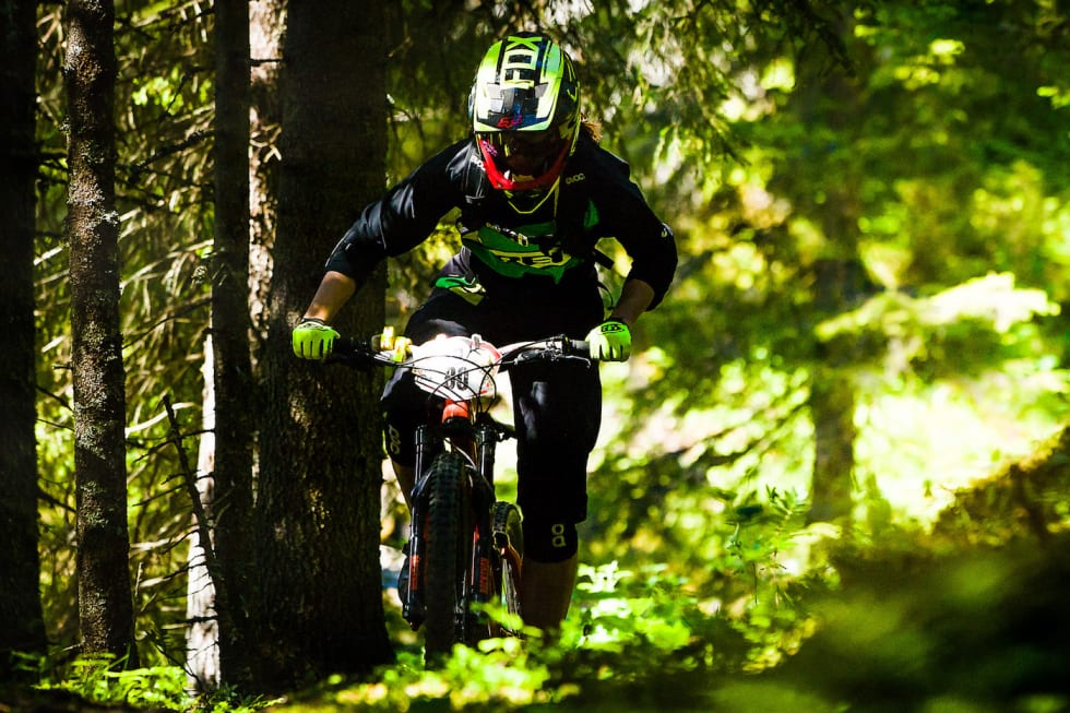 Joline Johansson, som er regjerende svensk mester i enduro, mener både teknikken og det mentale fra enduro er overførbart til rundbane og andre grener. Foto: Thomas Lundman Joline Johansson Götebors Stigcyklister och Stabekk Thomas Lundman 1400x933
