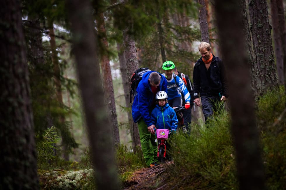 BLANDET FERDIGHETSNIVÅ: Det var ikke bare elitesyklister som testet den nye stien. (foto: Snorre Veggan) pioneren-3233a