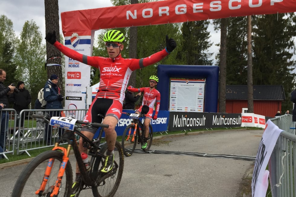 Ole Hem tok første stikk i Norgescup maraton foran lagkompisen Fredrik Haraldseth. Foto: Dag Aalvik Ole Hem foran Fredrik Haraldseth - Å i Heiane 2017 - Foto Dag Aalvik 1400x933