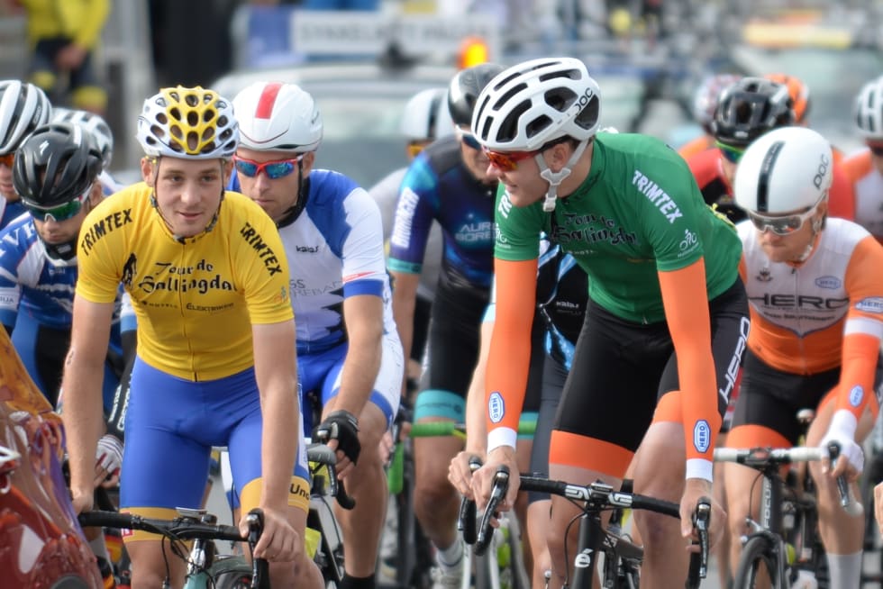 TRØYESKIFTER: Verken Audun Fløtten (til venstre) eller Petter Zahl Marken greide å holde på trøyene sine på Tour de Hallingdals siste etappe. Foto: Kent Murdoch Audun Fløtten - Petter Zahl Marken - stage 5 - Murdoch