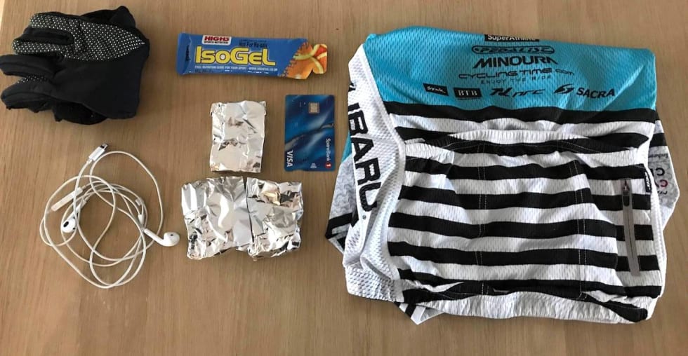 NØDPROVIANT: Ken-Levi Eikeland har ofte med seg hjemmelagde riskaker pakket i sølvpapir og en gel i reserve i fall han går helt tom, men det er ikke alltid han spiser noe på langturene. Hansker, mobil og kredittkort er alltid med. Lommemat Eikeland 1400x725