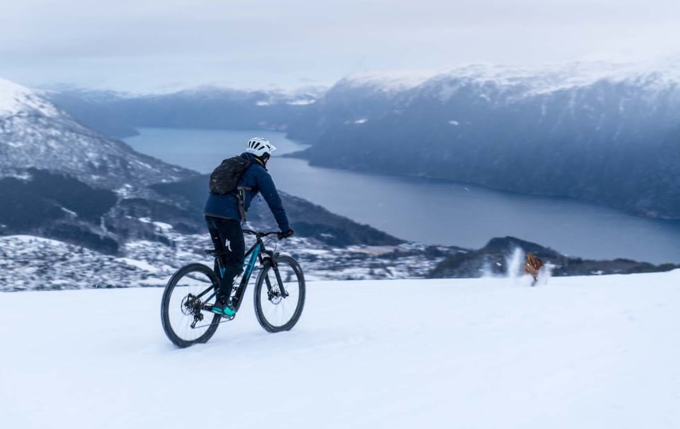 Selv om sola uteble, fikk Pedro Matos bra utsikt over Stranda likevel. Foto: Martin André Kristoffersen Pedro Matos view Dregetuva April 2018 - Martin Andre Kristoffersen 1400x884